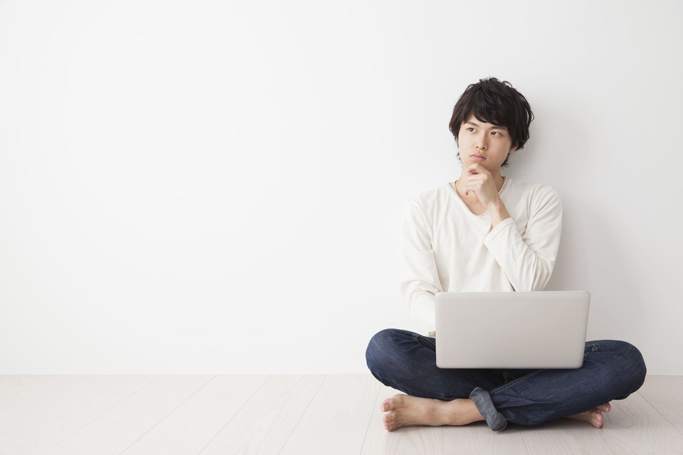 悩む男性
