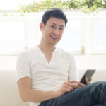 スマホを触る男性