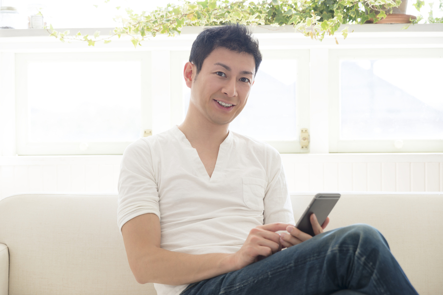 スマホを触る男性